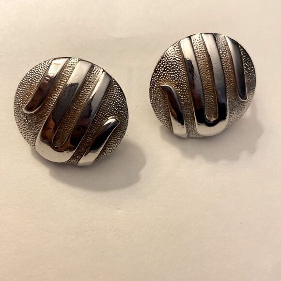 Vintage Trifari Crown Silver Round Clip On Earrings - Picture 7 of 8